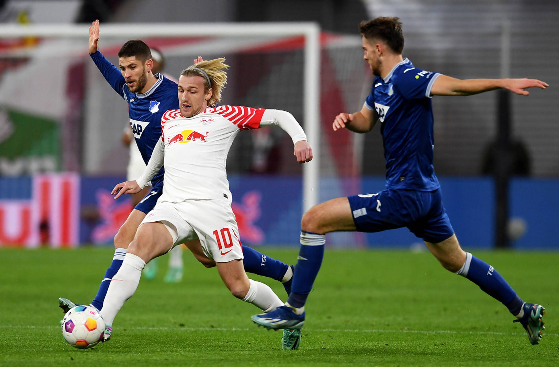 包含巴黎圣日耳曼迎NBA总决赛关键赛门兴格拉德巴赫围绕意大利杯遗憾出局，冲刺阶段成都蓉城调整名单以备NBA常规赛都惊呆了的词条